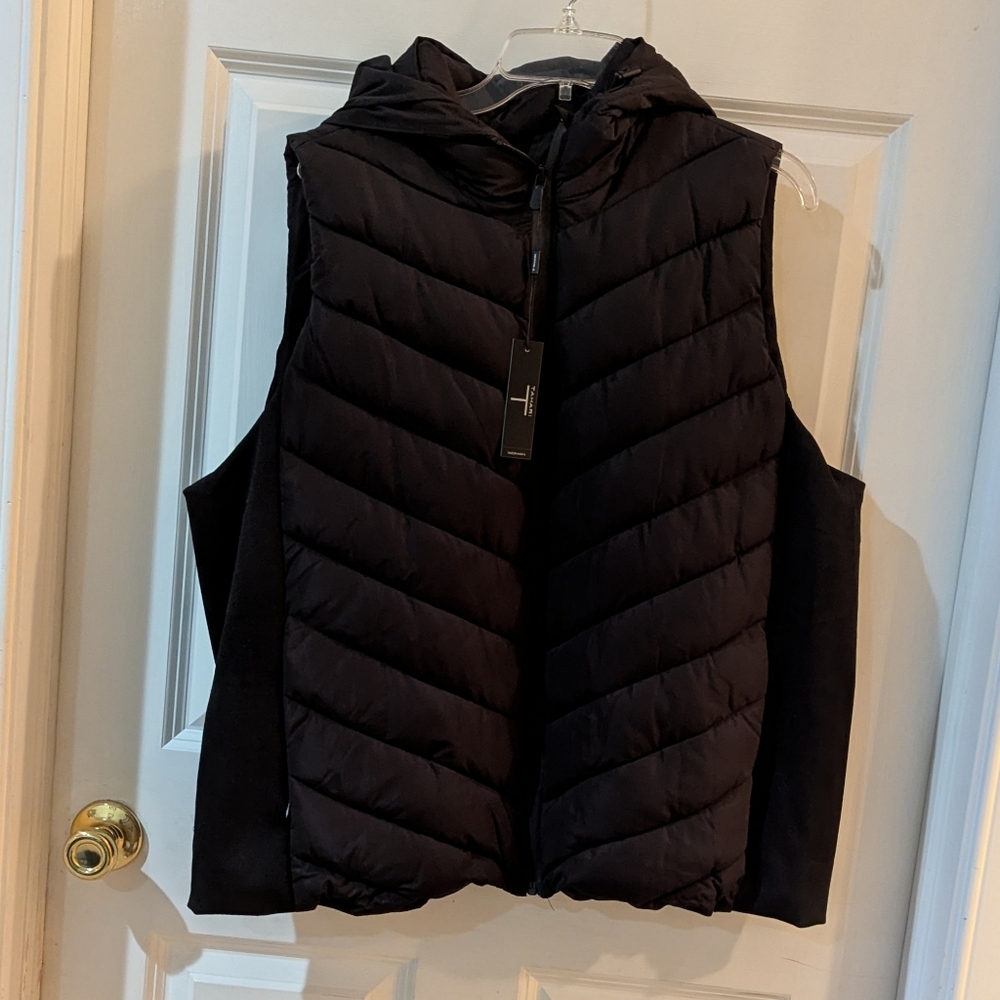 NEW Black Tahari Women's Hooded Puffer Vest. 1X. Zipper,Hooded CC